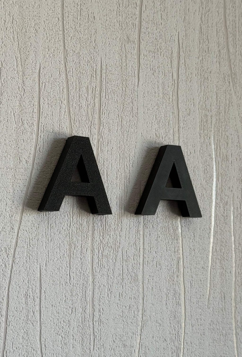 3D Buchstaben Oberflächenstruktur Vergleich Glatt und Strukturiert