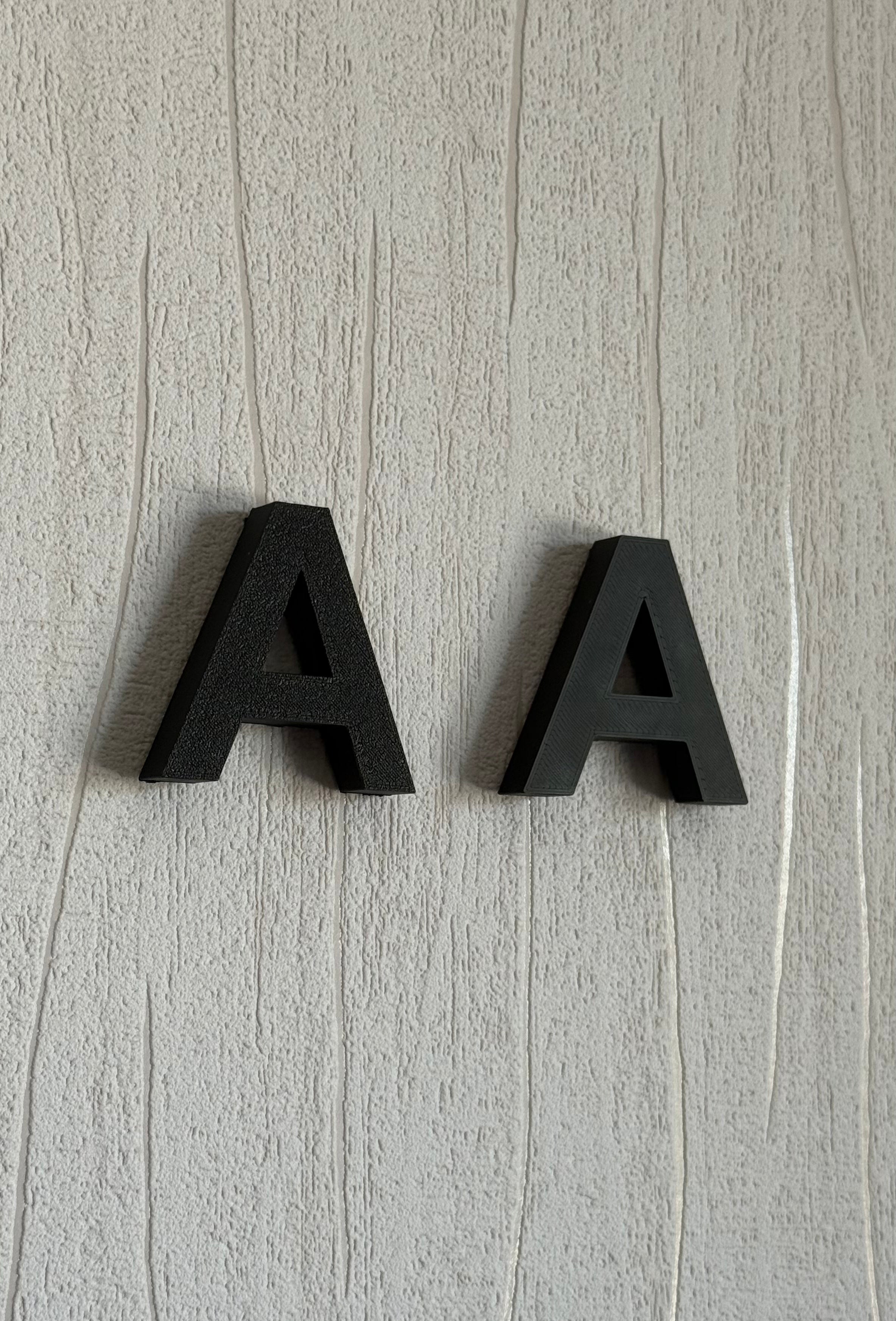 3D Buchstaben Oberflächenstruktur Vergleich Glatt und Strukturiert