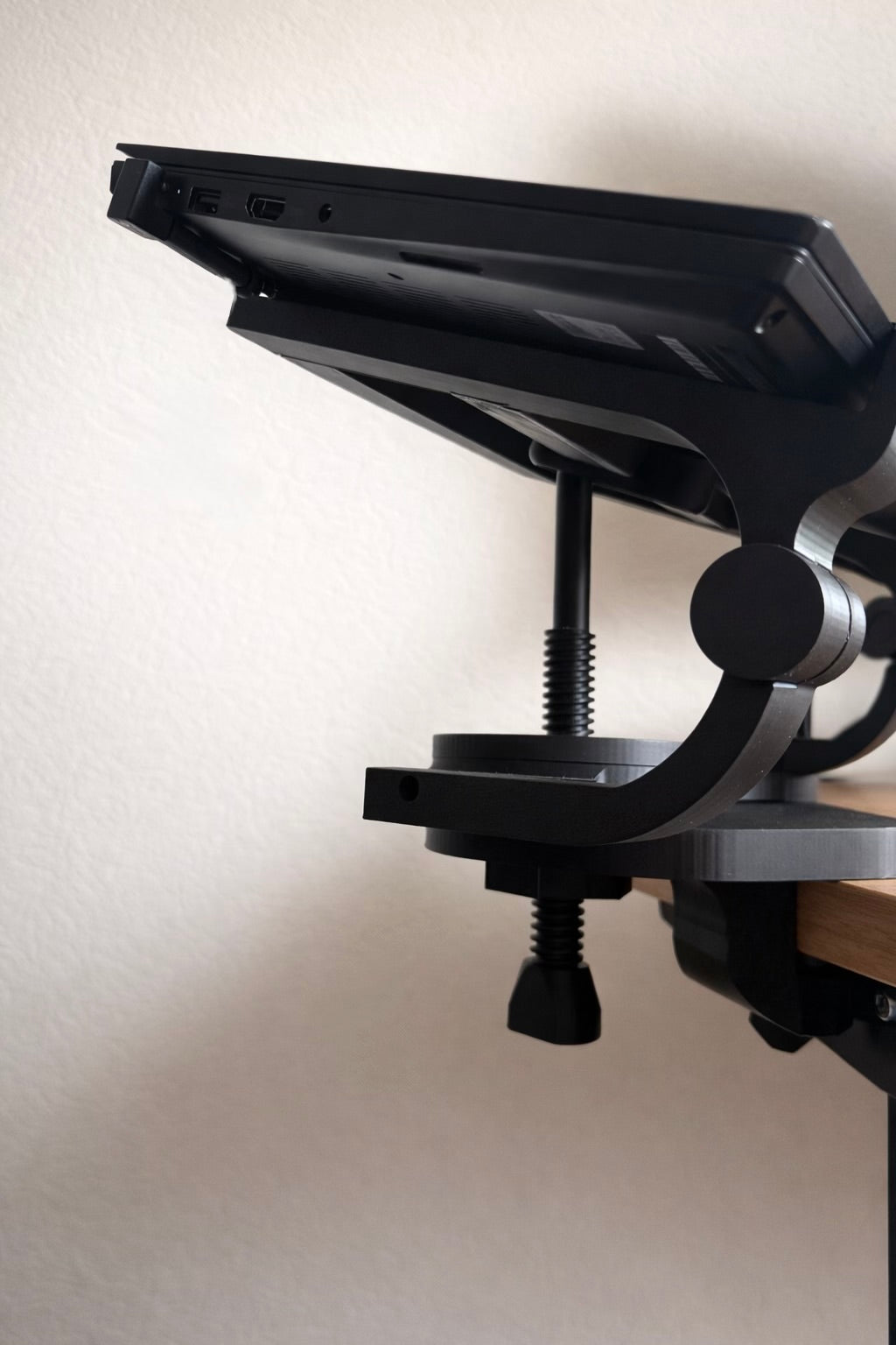 Laptophalter an der Tischkante montiert – platzsparend ohne Bohren, Flex-Variante