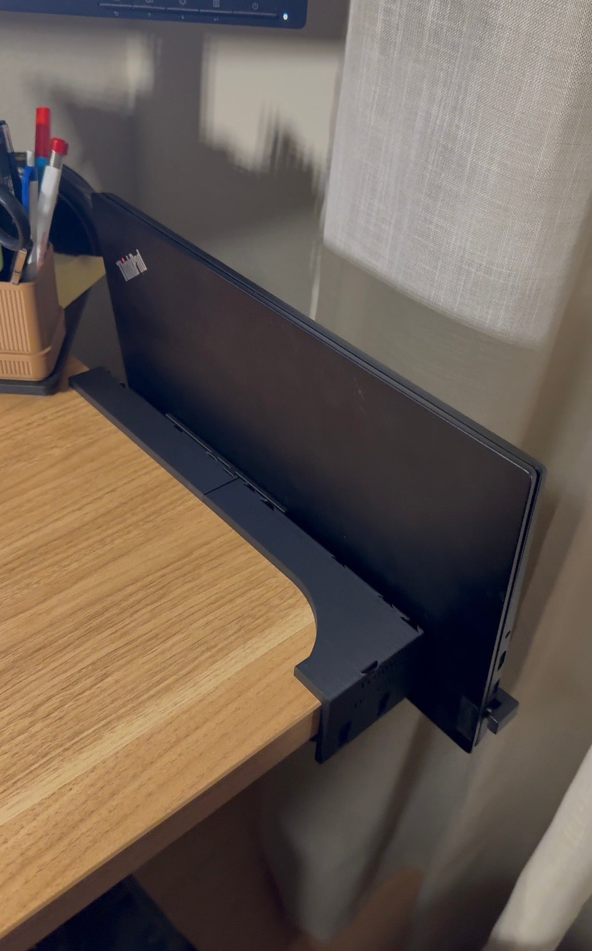 Laptophalter an der Tischkante montiert – modularer Edge Organizer - platzsparend ohne Bohren