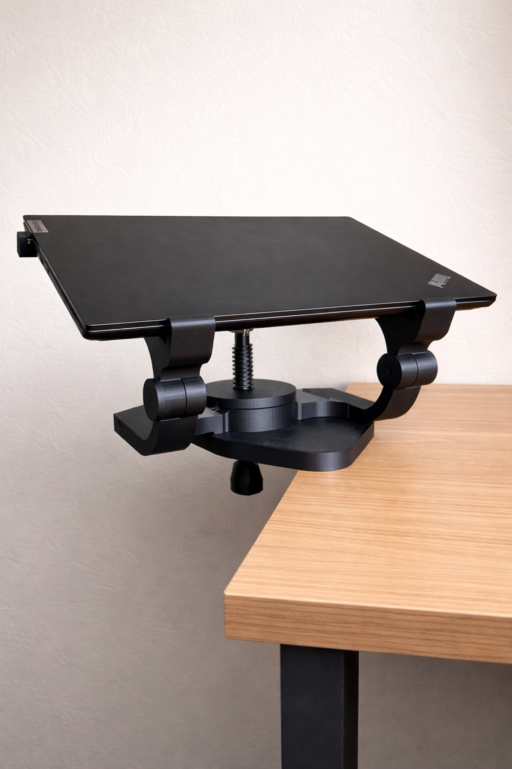 Laptophalter an der Tischkante montiert – platzsparend ohne Bohren, Flex-Variante