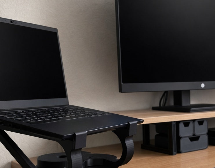 Schwarzer Laptopständer und Monitorerhöhung mit Schubladen auf Holzschreibtisch – modulares Schreibtisch Setup