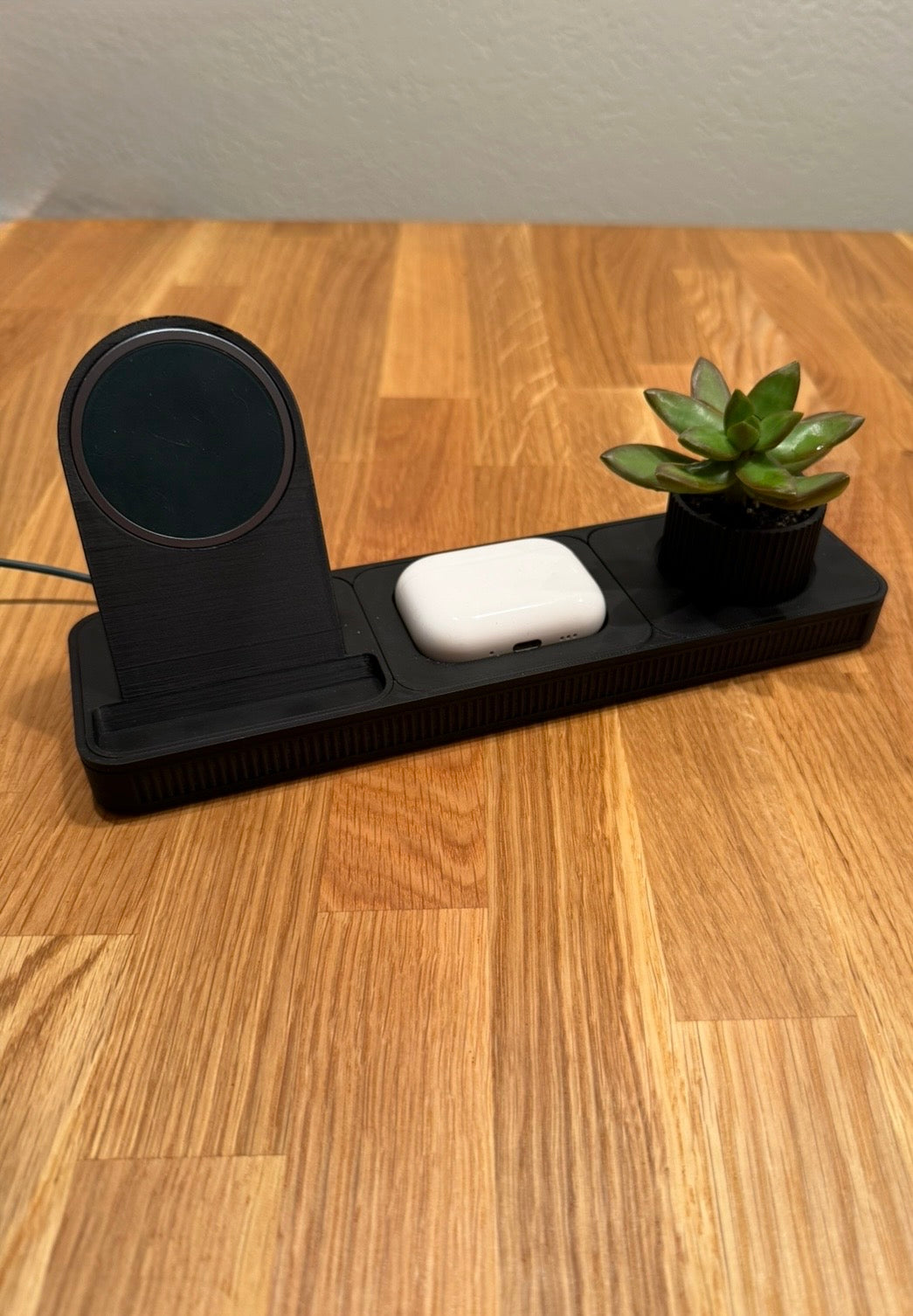 Modularer Tisch Organizer mit 3 Modulplätzen und Magsafe Vorbereitung - Ladestation für Apple Airpods und Smartphone. 