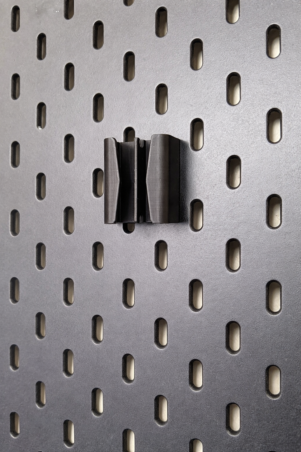 Kabel Halter für SKÅDIS Pegboard – modulares Zubehör ohne Bohren, gefertigt in Deutschland