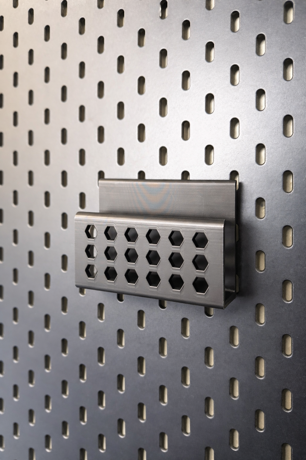 Laptop Halter für SKÅDIS Pegboard – modulares Zubehör ohne Bohren, gefertigt in Deutschland