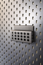 Laptop Halter für SKÅDIS Pegboard – modulares Zubehör ohne Bohren, gefertigt in Deutschland