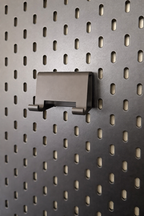 Tablet Halter für SKÅDIS Pegboard – modulares Zubehör ohne Bohren, gefertigt in Deutschland