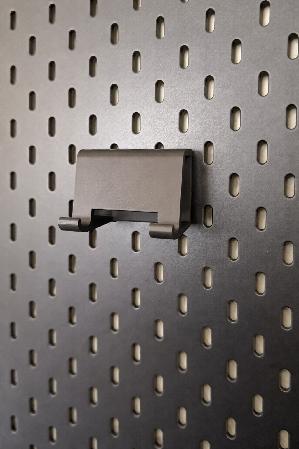 Tablet Halter für SKÅDIS Pegboard – modulares Zubehör ohne Bohren, gefertigt in Deutschland