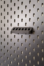 USB-Stick Halter für SKÅDIS Pegboard – modulares Zubehör ohne Bohren, gefertigt in Deutschland