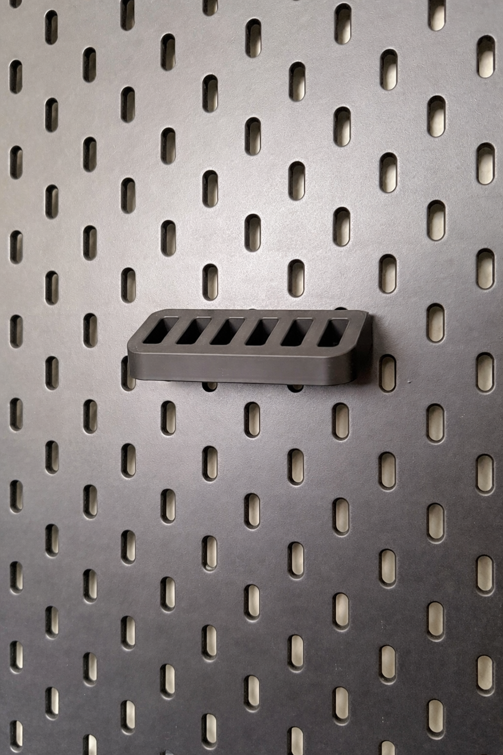 USB-Stick Halter für SKÅDIS Pegboard – modulares Zubehör ohne Bohren, gefertigt in Deutschland
