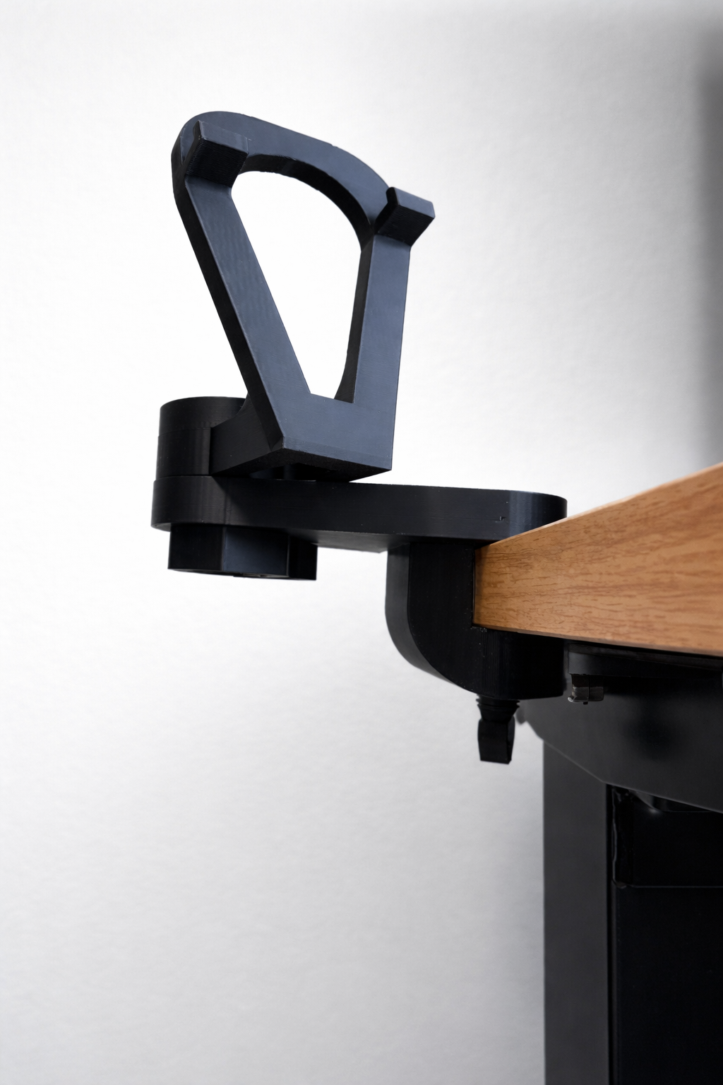 Tablethalter an der Tischkante – stabile Klemmmontage ohne Bohren