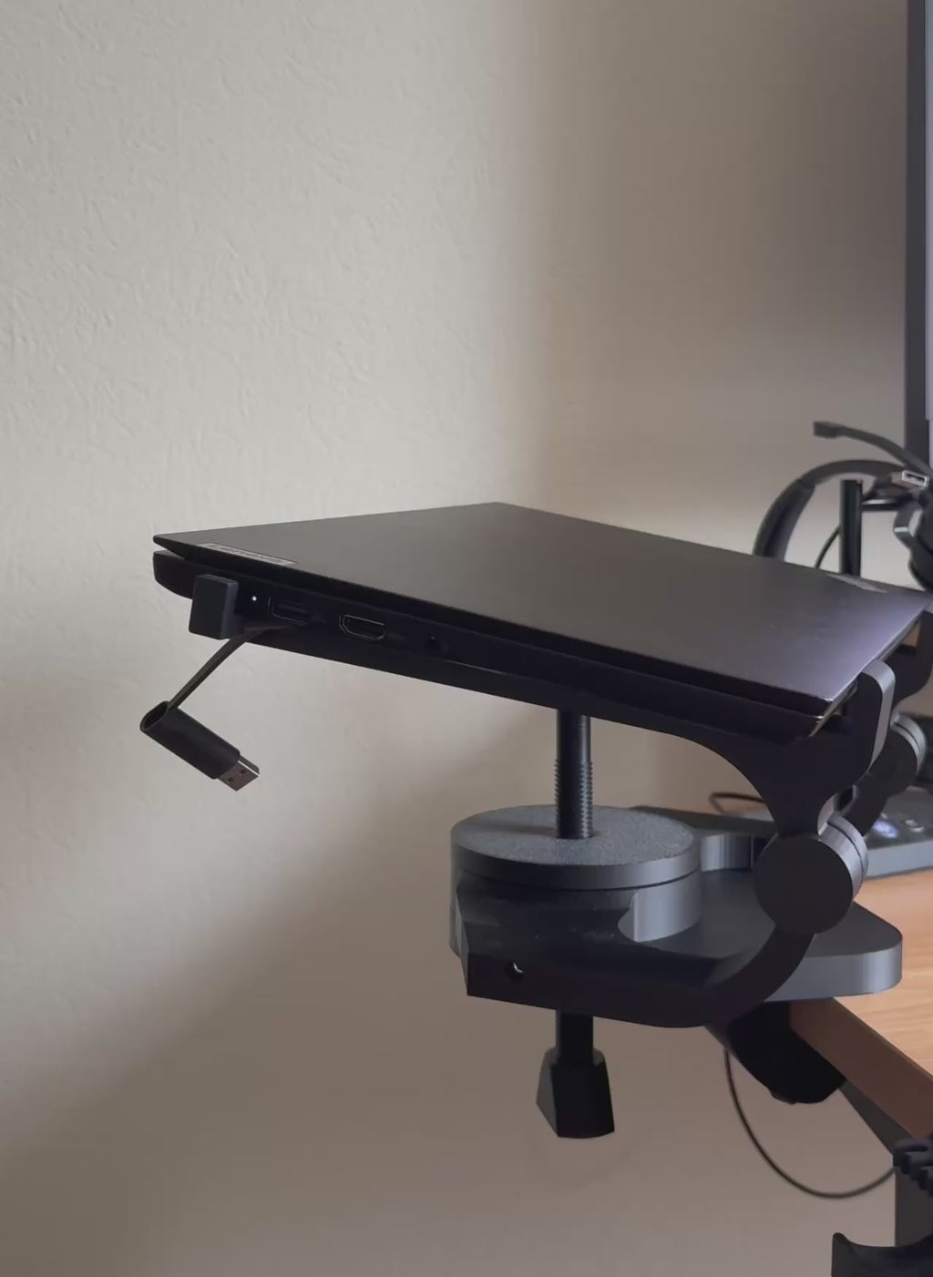 Laptophalter an der Tischkante montiert – platzsparend ohne Bohren, Flex-Variante