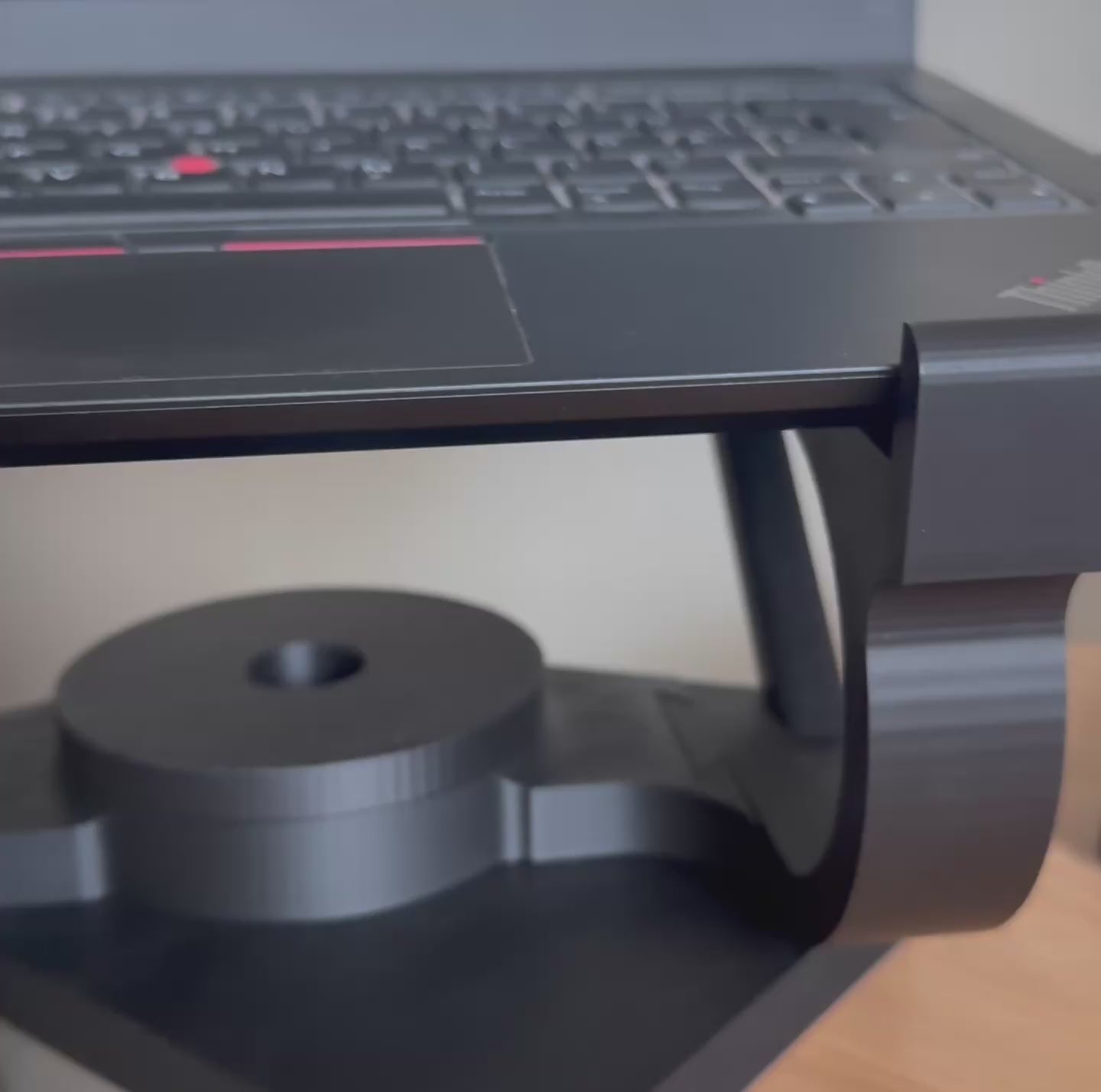 Laptophalter an der Tischkante ohne Bohren - platzsparende Lösung für Schreibtisch